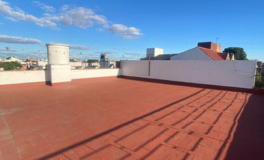 Casa de tres ambientes con cochera en Sarandi a la Venta