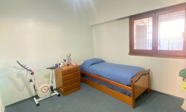 Casa de tres ambientes con cochera en Sarandi a la Venta