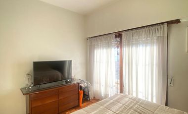 Casa de tres ambientes con cochera en Sarandi a la Venta