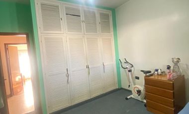 Casa de tres ambientes con cochera en Sarandi a la Venta