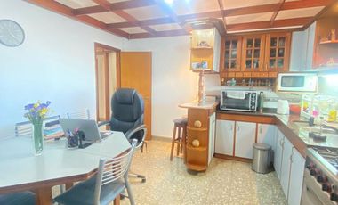 Casa de tres ambientes con cochera en Sarandi a la Venta