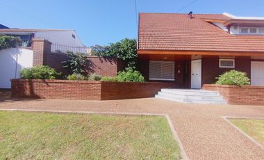 VENTA CASA SOBRE DOS LOTES 3 DORMITORIOS PILETA QUINCHO EN QUILMES