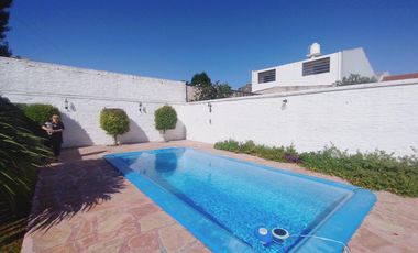 VENTA CASA SOBRE DOS LOTES 3 DORMITORIOS PILETA QUINCHO EN QUILMES