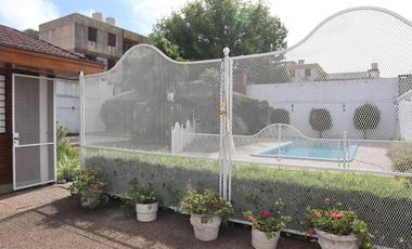 VENTA CASA SOBRE DOS LOTES 3 DORMITORIOS PILETA QUINCHO EN QUILMES