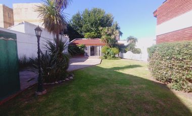 VENTA CASA SOBRE DOS LOTES 3 DORMITORIOS PILETA QUINCHO EN QUILMES