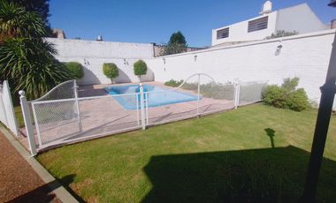 VENTA CASA SOBRE DOS LOTES 3 DORMITORIOS PILETA QUINCHO EN QUILMES