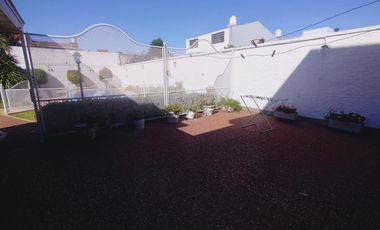 VENTA CASA SOBRE DOS LOTES 3 DORMITORIOS PILETA QUINCHO EN QUILMES