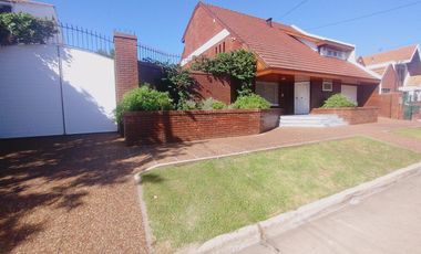 VENTA CASA SOBRE DOS LOTES 3 DORMITORIOS PILETA QUINCHO EN QUILMES