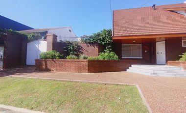 VENTA CASA SOBRE DOS LOTES 3 DORMITORIOS PILETA QUINCHO EN QUILMES