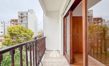 Semipiso 3 amb al frente con balcón con COCHERA. Reciclado. Zona Güemes Aldrey