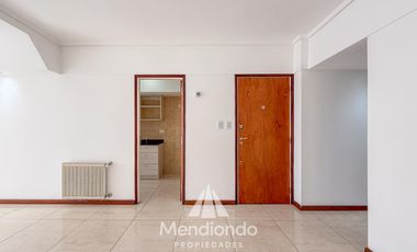Semipiso 3 amb al frente con balcón con COCHERA. Reciclado. Zona Güemes Aldrey