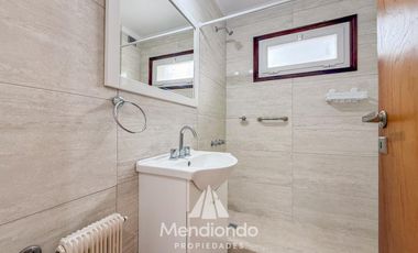 Semipiso 3 amb al frente con balcón con COCHERA. Reciclado. Zona Güemes Aldrey