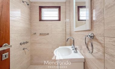 Semipiso 3 amb al frente con balcón con COCHERA. Reciclado. Zona Güemes Aldrey