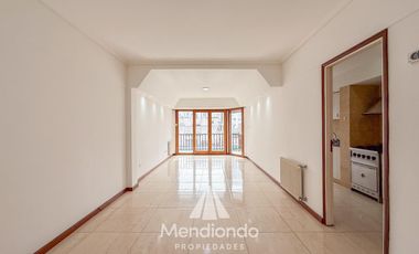 Semipiso 3 amb al frente con balcón con COCHERA. Reciclado. Zona Güemes Aldrey