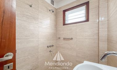 Semipiso 3 amb al frente con balcón con COCHERA. Reciclado. Zona Güemes Aldrey