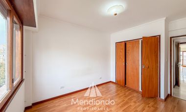 Semipiso 3 amb al frente con balcón con COCHERA. Reciclado. Zona Güemes Aldrey