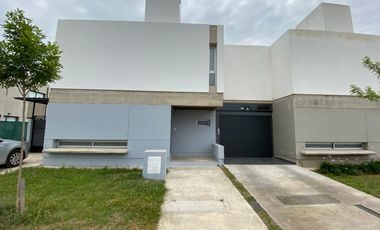 Dúplex en Alquiler en San Ignacio Village. 2 dormitorios.