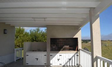 Casa en venta - 4 Dormitorios 4 Baños - 334Mts2 - Costa Esmeralda, Pinamar