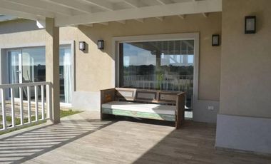 Casa en venta - 4 Dormitorios 4 Baños - 334Mts2 - Costa Esmeralda, Pinamar
