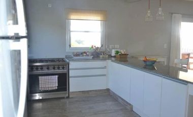 Casa en venta - 4 Dormitorios 4 Baños - 334Mts2 - Costa Esmeralda, Pinamar