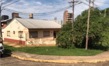 VENDO IMPONENTE CASA EN ESQ, A METROS DE COSTANERA, POSADAS MNES.