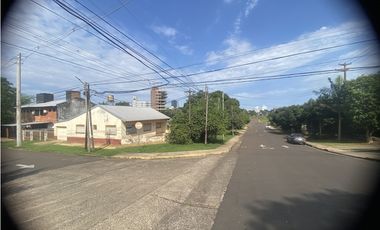 VENDO IMPONENTE CASA EN ESQ, A METROS DE COSTANERA, POSADAS MNES.