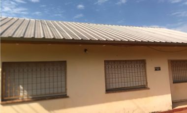 VENDO IMPONENTE CASA EN ESQ, A METROS DE COSTANERA, POSADAS MNES.