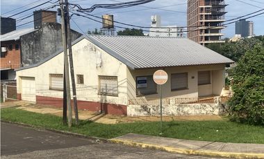 VENDO IMPONENTE CASA EN ESQ, A METROS DE COSTANERA, POSADAS MNES.