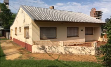 VENDO IMPONENTE CASA EN ESQ, A METROS DE COSTANERA, POSADAS MNES.