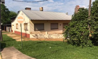 VENDO IMPONENTE CASA EN ESQ, A METROS DE COSTANERA, POSADAS MNES.