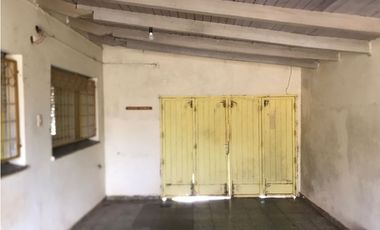 VENDO IMPONENTE CASA EN ESQ, A METROS DE COSTANERA, POSADAS MNES.