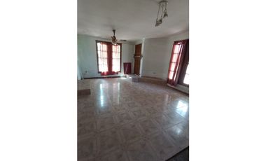 VENDO CASA CON 3 HABITACIONES/2 BAÑOS /COCHERA/PATIO/TERRAZA /MAIPU