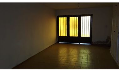 VENDO CASA CON 3 HABITACIONES/2 BAÑOS /COCHERA/PATIO/TERRAZA /MAIPU