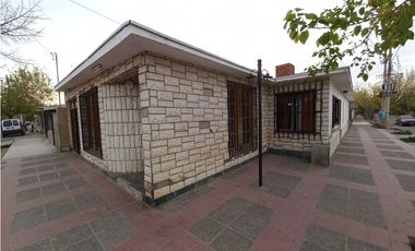 VENDO CASA CON 3 HABITACIONES/2 BAÑOS /COCHERA/PATIO/TERRAZA /MAIPU