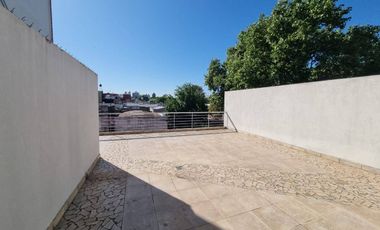 Local comercial en venta 3 niveles con ascensor y terraza Echesortu