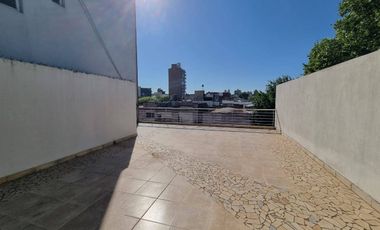 Local comercial en venta 3 niveles con ascensor y terraza Echesortu