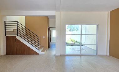 CASA EN VENTA DE 2 PLANTAS, 3 RECÁMARAS, 3.5 BAÑOS, COCHERA PARA 2 AUTOS