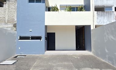 CASA EN VENTA DE 2 PLANTAS, 3 RECÁMARAS, 3.5 BAÑOS, COCHERA PARA 2 AUTOS