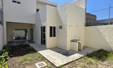 CASA EN VENTA DE 2 PLANTAS, 3 RECÁMARAS, 3.5 BAÑOS, COCHERA PARA 2 AUTOS