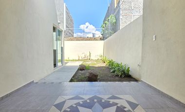 CASA EN VENTA DE 2 PLANTAS, 3 RECÁMARAS, 3.5 BAÑOS, COCHERA PARA 2 AUTOS