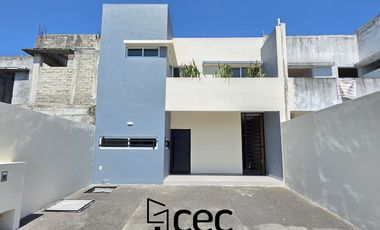 CASA EN VENTA DE 2 PLANTAS, 3 RECÁMARAS, 3.5 BAÑOS, COCHERA PARA 2 AUTOS