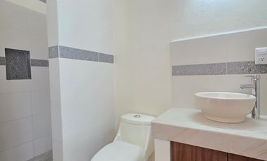 CASA EN VENTA DE 2 PLANTAS, 3 RECÁMARAS, 3.5 BAÑOS, COCHERA PARA 2 AUTOS