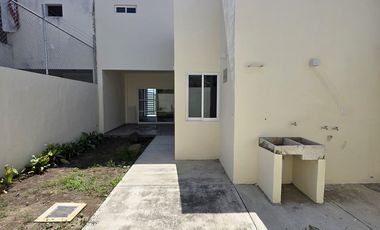 CASA EN VENTA DE 2 PLANTAS, 3 RECÁMARAS, 3.5 BAÑOS, COCHERA PARA 2 AUTOS