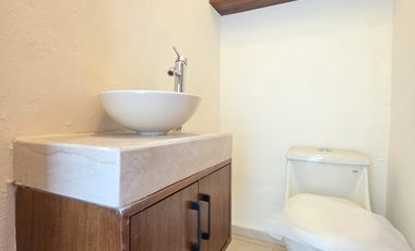 CASA EN VENTA DE 2 PLANTAS, 3 RECÁMARAS, 3.5 BAÑOS, COCHERA PARA 2 AUTOS