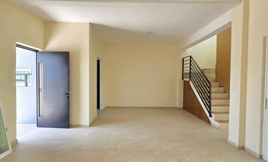 CASA EN VENTA DE 2 PLANTAS, 3 RECÁMARAS, 3.5 BAÑOS, COCHERA PARA 2 AUTOS