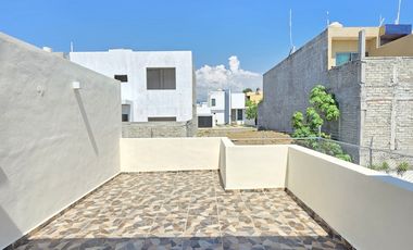 CASA EN VENTA DE 2 PLANTAS, 3 RECÁMARAS, 3.5 BAÑOS, COCHERA PARA 2 AUTOS