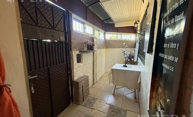 Venta de casa 2 ambientes con cochera en Florencio Varela