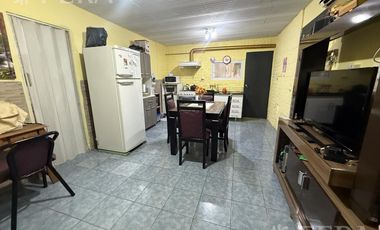 Venta de casa 2 ambientes con cochera en Florencio Varela