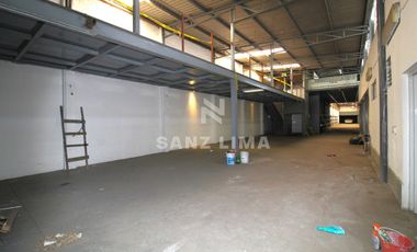 Salida a Salamanca: Amplia bodega con oficinas y estacionamiento.