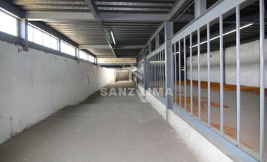 Salida a Salamanca: Amplia bodega con oficinas y estacionamiento.